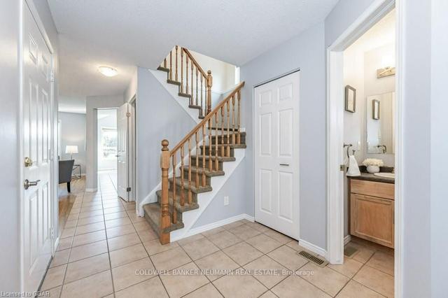 71 Waxwing Cres, House detached with 3 bedrooms, 3 bathrooms and 3 parking in Guelph ON | Image 12