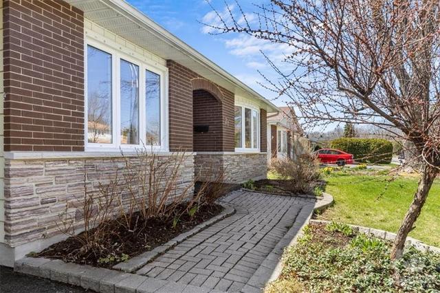 21 Wedgewood Crescent, House detached with 3 bedrooms, 2 bathrooms and 3 parking in Ottawa ON | Image 2