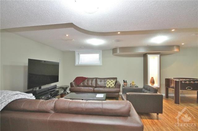 212 Annapolis Circle, House detached with 5 bedrooms, 4 bathrooms and 6 parking in Ottawa ON | Image 20