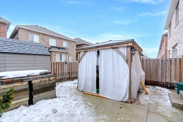 22 Yellowknife Rd N, House attached with 4 bedrooms, 4 bathrooms and 4 parking in Brampton ON | Image 32