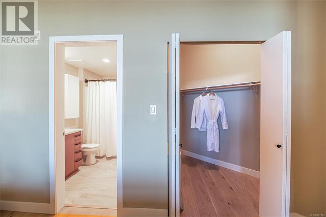 Ensuite bathroom with upgraded counters and floors | Image 15