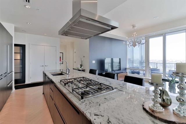 5204 - 180 University Ave, Condo with 2 bedrooms, 3 bathrooms and 2 parking in Toronto ON | Image 3