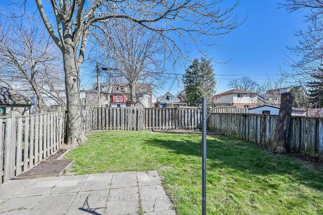 156 Rosslyn Ave N, House detached with 2 bedrooms, 1 bathrooms and 2 parking in Hamilton ON | Image 3
