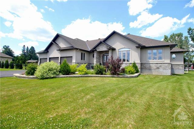 833 Mcmanus Avenue, House detached with 4 bedrooms, 4 bathrooms and 12 parking in Ottawa ON | Image 3
