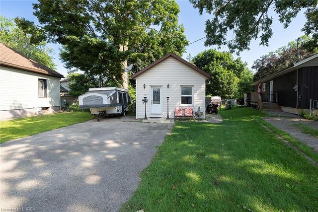 167 Grand River Avenue, House detached with 2 bedrooms, 1 bathrooms and 4 parking in Brantford ON | Image 1
