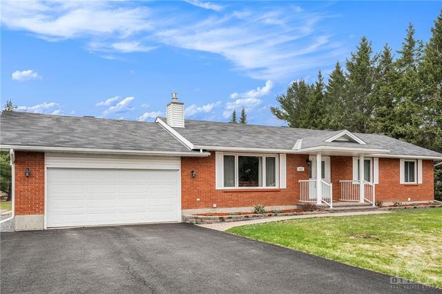 121 Cavanagh Drive, House detached with 3 bedrooms, 2 bathrooms and 12 parking in Ottawa ON | Image 2