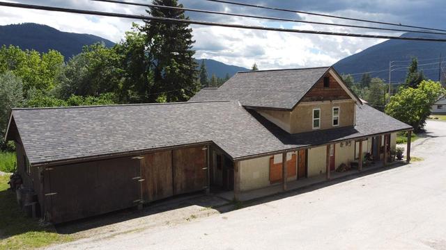 3170 Murray Road, House detached with 6 bedrooms, 4 bathrooms and null parking in Central Kootenay H BC | Card Image