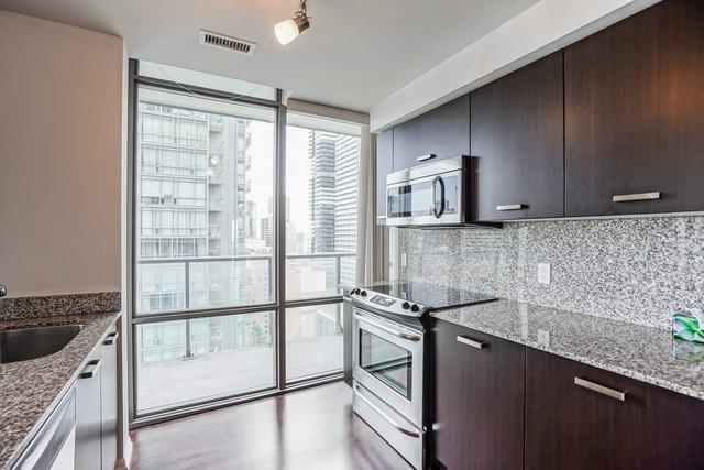 1905 - 832 Bay St, Condo with 2 bedrooms, 2 bathrooms and 1 parking in Toronto ON | Image 5