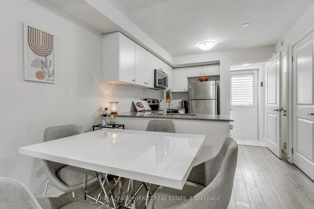 411 - 8 Drummond St, Townhouse with 1 bedrooms, 1 bathrooms and 1 parking in Toronto ON | Image 2