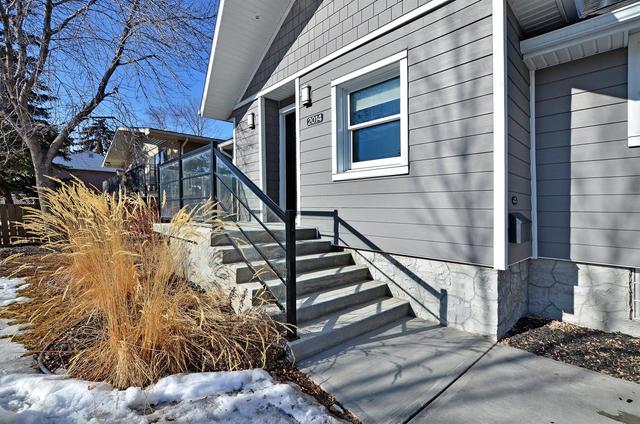 2014 9 Avenue Se, House detached with 4 bedrooms, 2 bathrooms and 2 parking in Calgary AB | Image 2