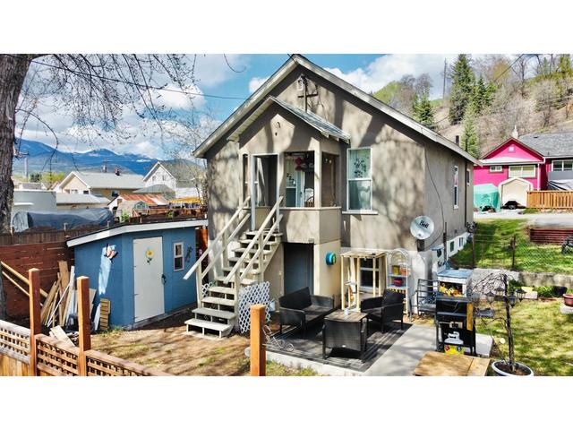 2275 Columbia Avenue, House detached with 2 bedrooms, 2 bathrooms and 4 parking in Trail BC | Image 2