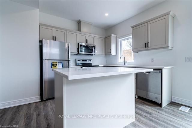 17 - 121a Moffatt St, House attached with 3 bedrooms, 3 bathrooms and 1 parking in St. Catharines ON | Image 4