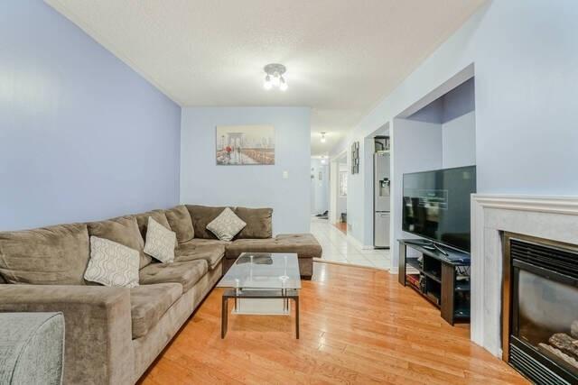 29 Larkspur Rd, House detached with 3 bedrooms, 4 bathrooms and 6 parking in Brampton ON | Image 3