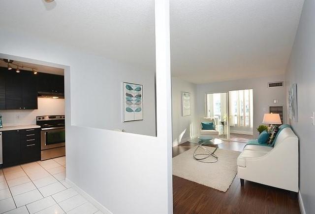 901 - 155 Hillcrest Ave, Condo with 2 bedrooms, 1 bathrooms and 1 parking in Mississauga ON | Image 7