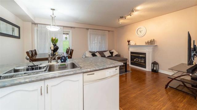 141 Checkerberry Cres, House attached with 3 bedrooms, 3 bathrooms and 4 parking in Brampton ON | Image 2