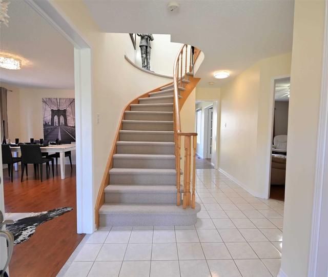 17 Neelands St, House detached with 4 bedrooms, 4 bathrooms and 6 parking in Barrie ON | Image 3
