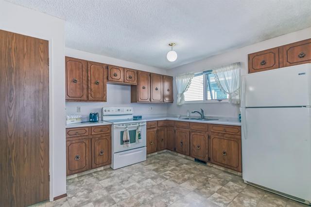 35 Whitehaven Road Ne, House detached with 3 bedrooms, 2 bathrooms and 2 parking in Calgary AB | Image 2