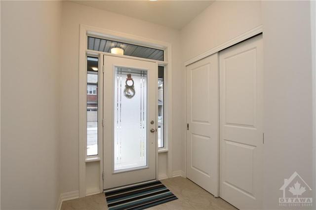 131 Overberg Way, Townhouse with 3 bedrooms, 3 bathrooms and 2 parking in Ottawa ON | Image 2