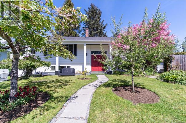 2907 Stubbs Pl, House detached with 5 bedrooms, 2 bathrooms and 5 parking in Saanich BC | Card Image