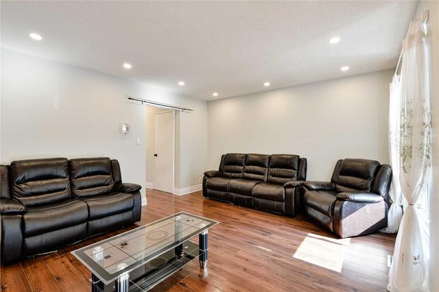 35 Carleton Pl, Townhouse with 3 bedrooms, 2 bathrooms and 2 parking in Brampton ON | Image 2
