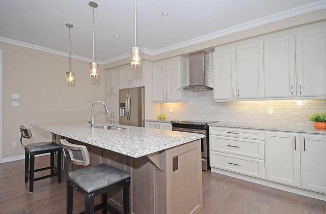 184 Beaveridge Ave, House attached with 3 bedrooms, 3 bathrooms and 3 parking in Oakville ON | Image 2