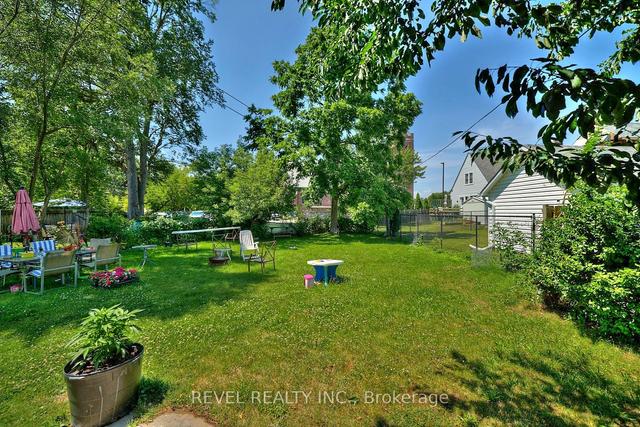 8 Pelham Rd E, House other with 5 bedrooms, 3 bathrooms and 3 parking in St. Catharines ON | Image 3