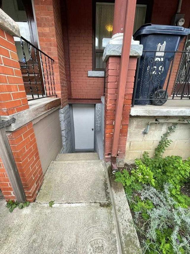 129 Wolseley Bsmt St, House attached with 1 bedrooms, 1 bathrooms and 0 parking in Toronto ON | Image 1