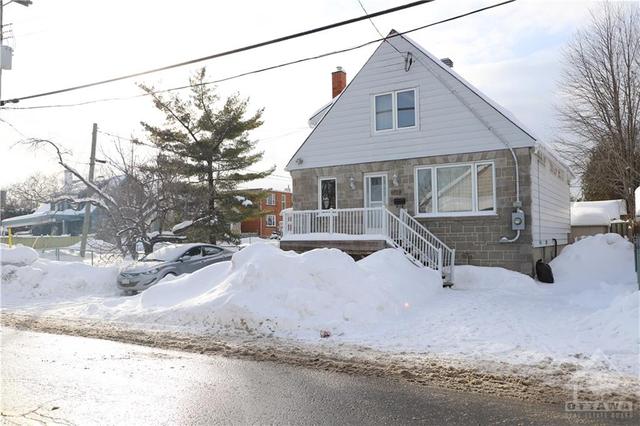 348 Lafontaine Avenue, House detached with 3 bedrooms, 1 bathrooms and 4 parking in Ottawa ON | Image 1