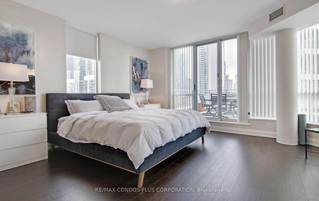 1215 - 230 Queens Quay W, Condo with 3 bedrooms, 3 bathrooms and 1 parking in Toronto ON | Image 30