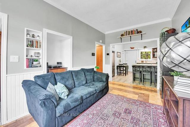 53 East 33rd St, House detached with 2 bedrooms, 1 bathrooms and 2 parking in Hamilton ON | Image 3