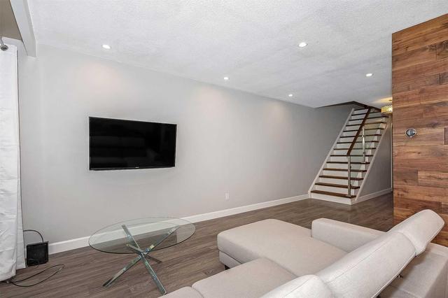 34 - 34 Foster Cres, Townhouse with 3 bedrooms, 2 bathrooms and 1 parking in Brampton ON | Image 5