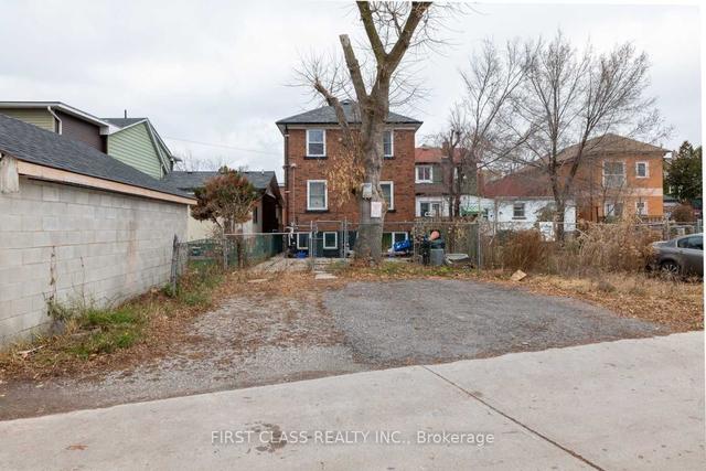 19 Buttonwood Ave, House detached with 6 bedrooms, 3 bathrooms and 4 parking in Toronto ON | Image 12