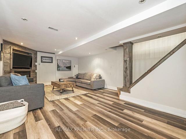 337 Saint Johns Rd, House semidetached with 3 bedrooms, 2 bathrooms and 2 parking in Toronto ON | Image 22