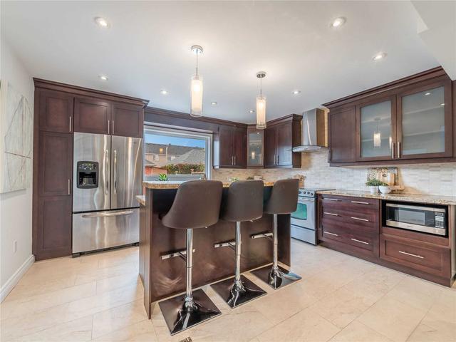5951 Chalfont Cres, House attached with 3 bedrooms, 4 bathrooms and 2 parking in Mississauga ON | Image 2