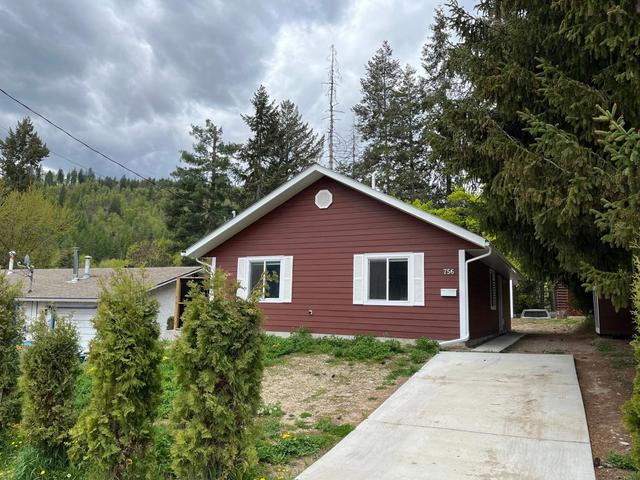 756 10th Avenue, House detached with 3 bedrooms, 1 bathrooms and null parking in Castlegar BC | Image 1