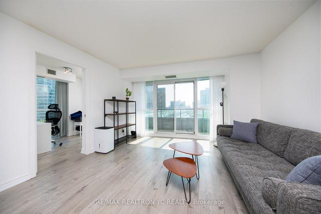 808 - 25 Lower Simcoe St, Condo with 2 bedrooms, 2 bathrooms and 1 parking in Toronto ON | Image 1