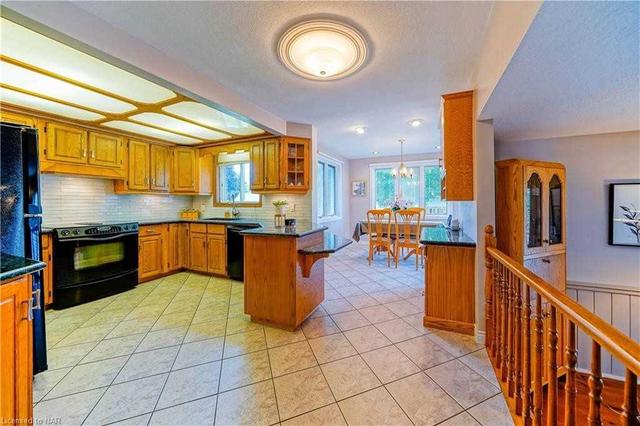19 Amberwood Crt, House detached with 3 bedrooms, 4 bathrooms and 6 parking in St. Catharines ON | Image 6