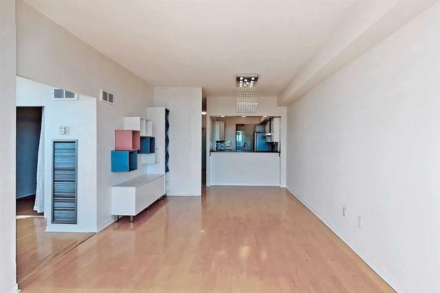 1001 - 175 Cedar Ave, Condo with 2 bedrooms, 2 bathrooms and 1 parking in Richmond Hill ON | Image 2