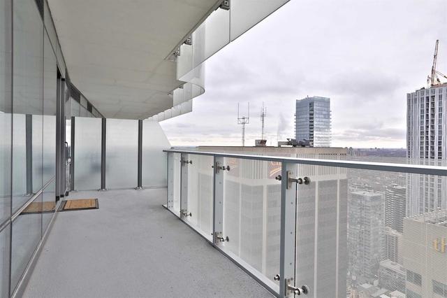 5010 - 1 Bloor St E, Condo with 1 bedrooms, 2 bathrooms and 0 parking in Toronto ON | Image 4
