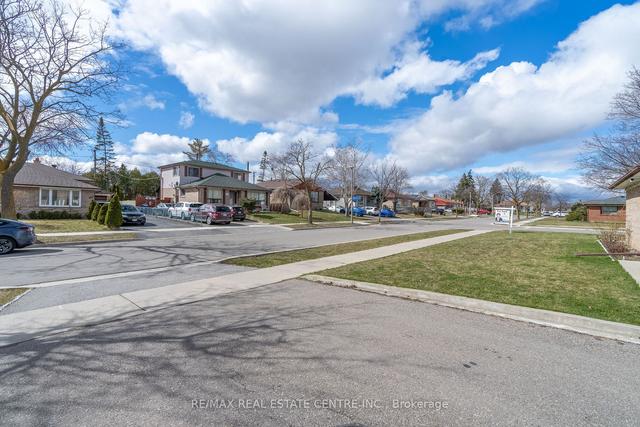 19 Netherly Dr, House detached with 3 bedrooms, 2 bathrooms and 3 parking in Toronto ON | Image 30