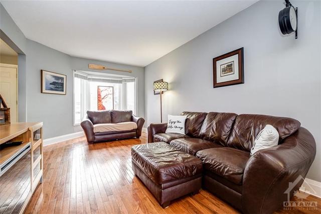 36 Gowrie Drive, House detached with 3 bedrooms, 2 bathrooms and 5 parking in Ottawa ON | Image 8