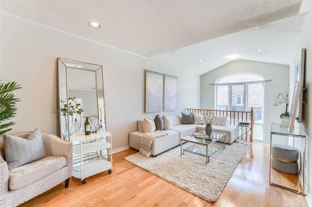 1131 Meadowgrove Crt, House semidetached with 3 bedrooms, 3 bathrooms and 5 parking in Mississauga ON | Image 2
