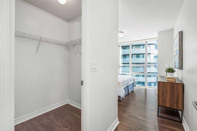 2010 - 19 Grand Trunk Cres, Condo with 2 bedrooms, 2 bathrooms and 1 parking in Toronto ON | Image 11