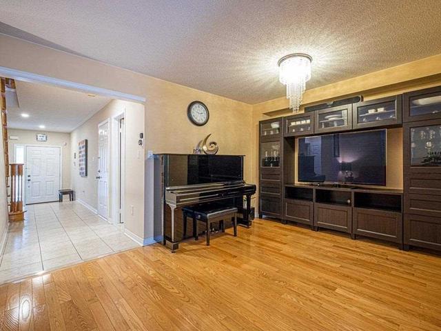 64 Revelstoke Cres, House attached with 3 bedrooms, 4 bathrooms and 3 parking in Richmond Hill ON | Image 2
