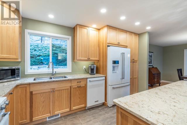 7715 Tronson Road, House detached with 5 bedrooms, 3 bathrooms and 6 parking in Vernon BC | Image 10