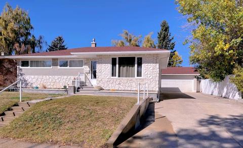 2215 17 Avenue S, House detached with 4 bedrooms, 3 bathrooms and 6 parking in Lethbridge AB | Card Image
