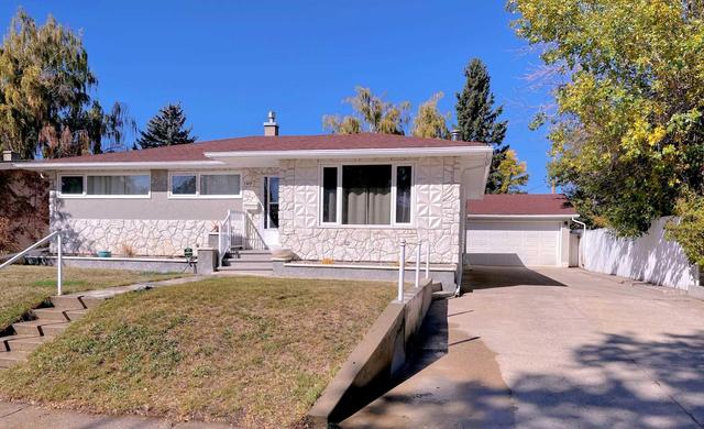 2215 17 Avenue S, House detached with 4 bedrooms, 3 bathrooms and 6 parking in Lethbridge AB | Image 1