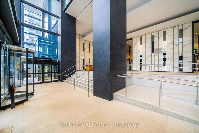 2516 - 488 University Ave, Condo with 3 bedrooms, 2 bathrooms and 0 parking in Toronto ON | Image 18