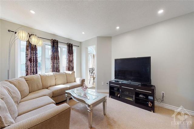 628 Glastonbury Walk, Townhouse with 4 bedrooms, 3 bathrooms and 3 parking in Ottawa ON | Image 5