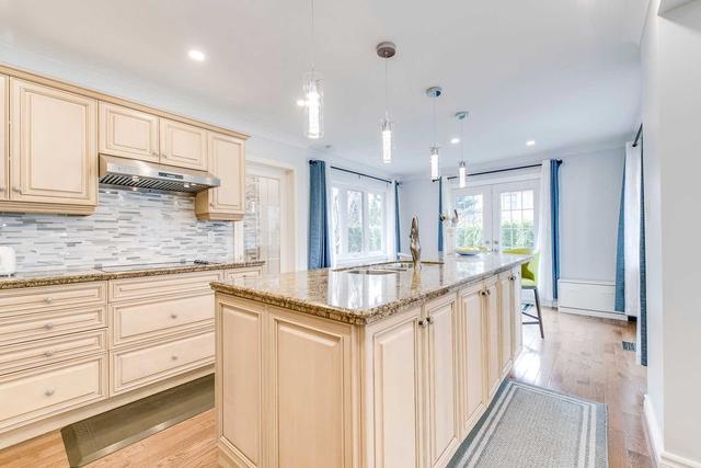 2066 Pipers Crt, House detached with 4 bedrooms, 4 bathrooms and 6 parking in Burlington ON | Image 4